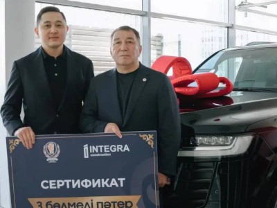 Сүйінші, ағайын! Қайрат Сәтжановқа үш бөлмелі пәтер мен Toyota Land Cruiser 300 көлігі табысталды (ФОТО)