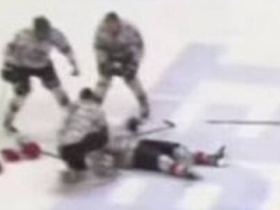 Қаралы хабар! Ойын барысында хоккейші кенеттен есінен танып, қайтыс болды (ВИДЕО)