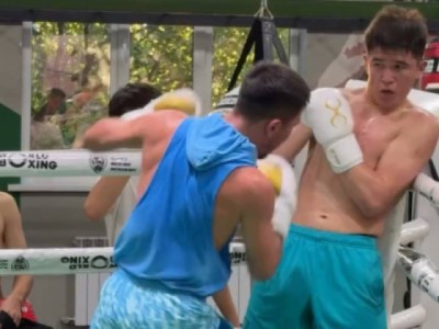 Боксшы Махмұд Сабырхан інісі Төрехан Сабырханды рингте "сыбап алды" (ВИДЕО)