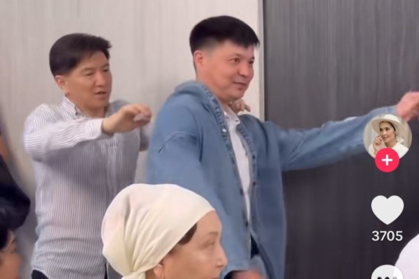 "Сәкен свежий құдасына дженси кит кигізді": әншінің бас тағы да дауға қалды