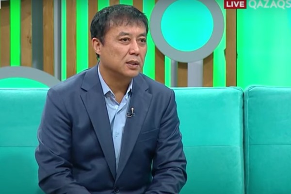 "Шапалақтың арқасында шоколад жеп жүрмін": Саят Медеуов ауылдан неге кеткенін айтты