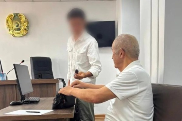 «Көлігінің кілтін қалдырды»: Мұқағалиды балағаттаған блогерді ақынның ұлы кешірді