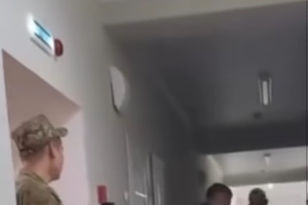 "Қандай сорақылық": Қостанайда студенттерді емтиханнан соң бірден әскерге алып кетіп жатыр (видео)