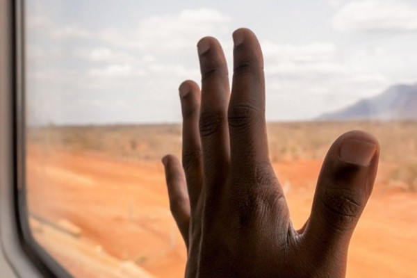 "Ішкиімімді шешіп отырғанмын": әйелдер вагонына ер адамның кіріп кеткеніне бір жолаушы шағымданды