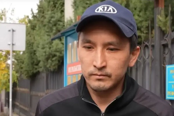 "Мемлекет ешқандай үй берген жоқ": Қаржаубай әйелі мен анасын Талғардан көшіретінін айтты
