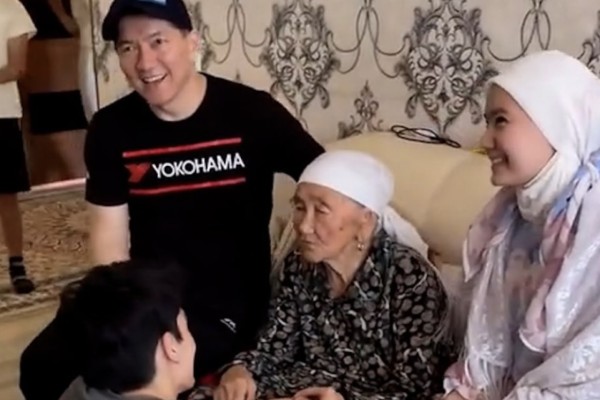 «Келмей жатып төрге шығып алған»: Сәкен Майғазиевтің жас келіні тағы сынға ұшырады