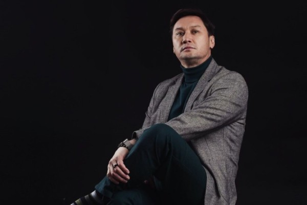 «Әйелі үшін дұға қылатын еркекті көрмедім»: Азамат Сатыбалдының анасы туралы айтқан сөзін жұрт сынады