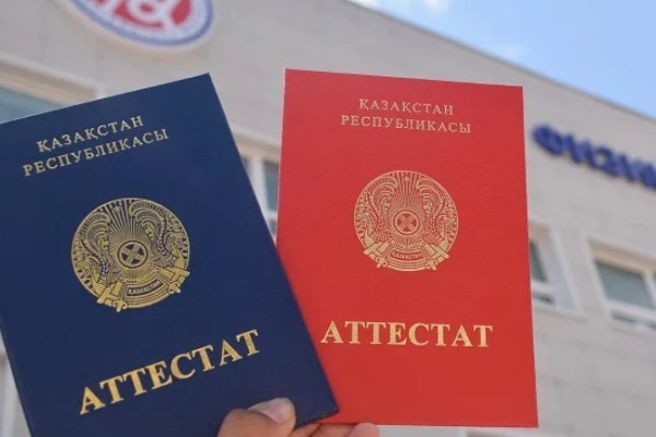 «Директор баласына ұялмай қызыл аттестат әперіп отыр»: ашынған мұғалімнің шындығы желіде тарап кетті