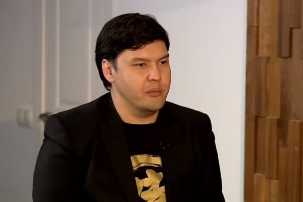 "Қуа жөнелгендей": Айтбек Амангелді Қаржаубайдың айтқан айыптау сөзіне жауап берді