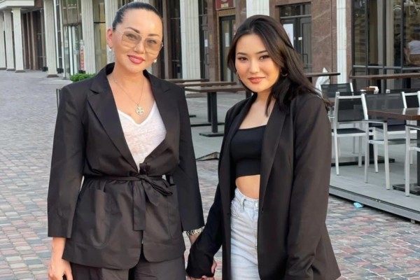 "Қалай айтарымды білмеймін?": Айсәуле Бақытбек отбасындағы қайғылы оқиғаны айтты