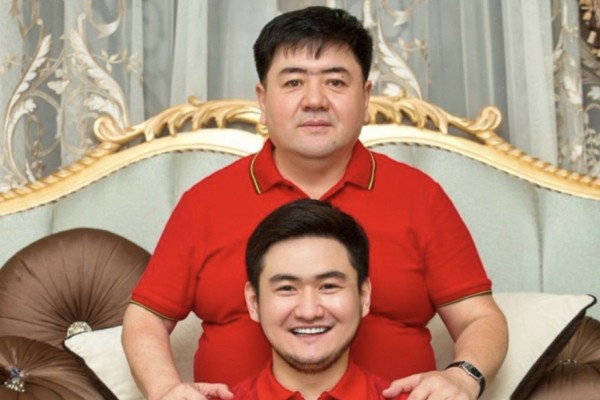 «Әкесінен де асып түссін»: Төреғалидің әкесі немерелеріне батасын берді (видео)