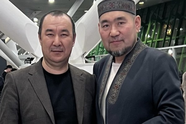 «7 млн теңге жоқ»: айтыскер Айбек Қалиевтің қызы студенттерді қарызға батырған