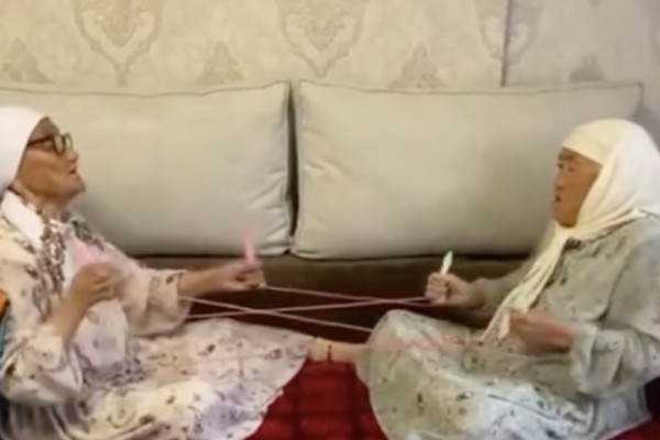 "Екі құдағи әпкелі-сіңлілердей": 88 жастағы қос құдағидың видеосы жұртты тәнті етті