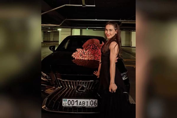 Әбиба Әбужақынова көлігіне жұрт қызығатындай нөмір таққанын көрсетті (фото)