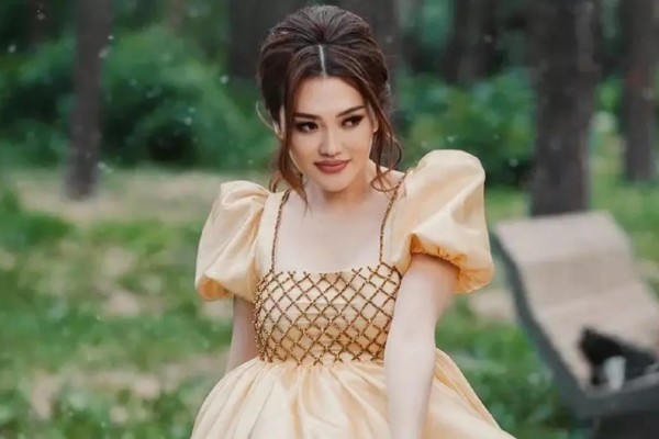 «Мәдениет қайда?»: Ерке Есмахан тыртиған көйлек киіп, сынның астында қалды (ВИДЕО)