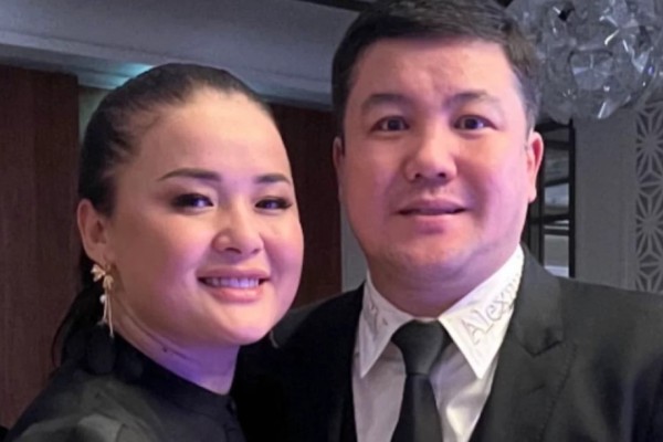 "Мөлдір көрінбейді ғой": Тұрсынбек Қабатовтың анасына гүл берген сәті жұрттың талқысына түсті (ВИДЕО)