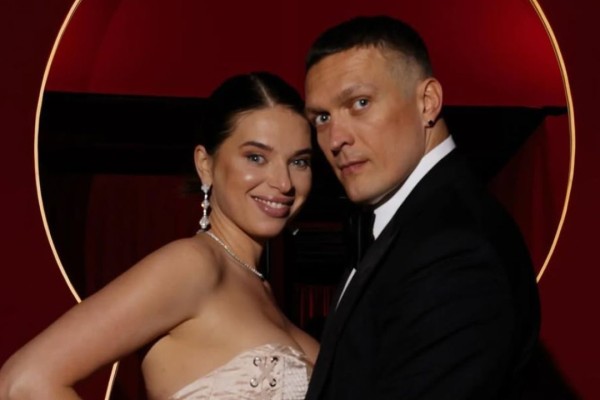 Соңғы тиынына бір тал гүл сатып алған: Александр Усик пен жарының махаббат хикаясы