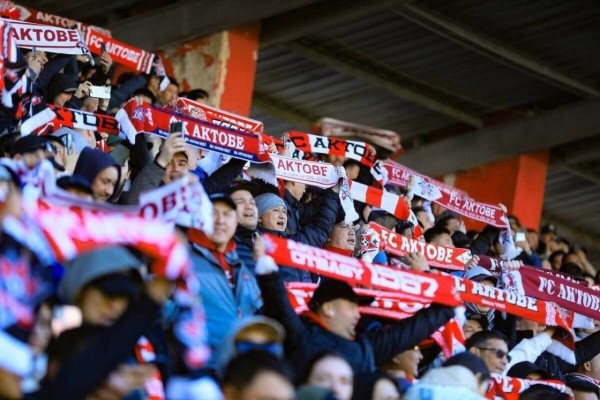 Ақтөбелік жанкүйерлер жеңіліп қалғаннан кейін "Легия" футболшысынан "кек алды" (ВИДЕО)