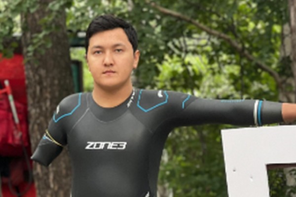 Қарағандылық параспортшы Балқаш көлін тоқтамай 13 сағатта жүзіп өтті