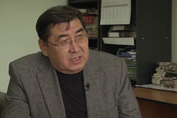 "Жылап келді, кінәратым бар": Ермұрат Бапи екі қызының да шетелдік азаматқа тұрмысқа шыққанын айтты