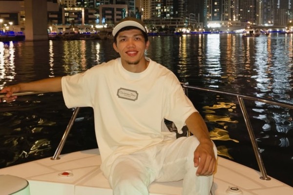 "Пах, пах, пах!": ең жас әлем чемпионы Дубайда демалып жүргенін көрсетті (ФОТО)