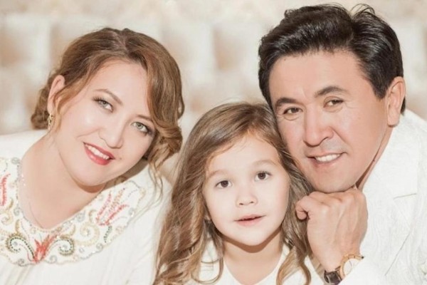 "Сен жанымда жүрсең болды, алтыным": Заттыбек өз әйеліне сезімін білдірді (ФОТО)