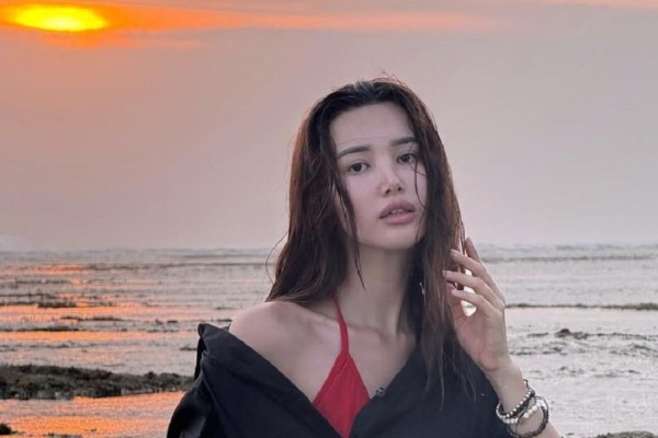 "Бывшийларыма күліп жатырмын": Жаханның бұрынғы әйелі жұртты күлкіге қарық қылды (ФОТО)