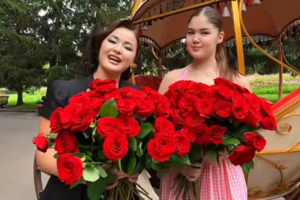 "Өздеріңізді жақсы көріңіздер": Тұрсынбектің әйелі аруларға тегін гүл таратып жүр (ВИДЕО)