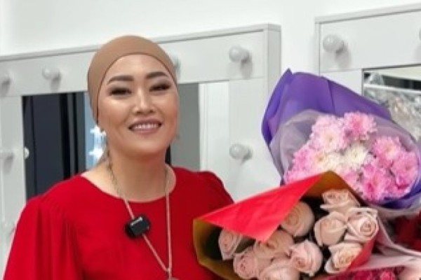 "Бриллиант жүзігін шешіп берді": Наркенже Серікбаеваға тойдың үстінде сый-сияпат жасалды (ВИДЕО)