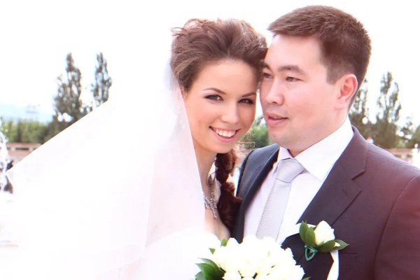 "Басында қарамай қойды": блогер өзінен 15 жас кіші әйелі туралы айтты (ВИДЕО)