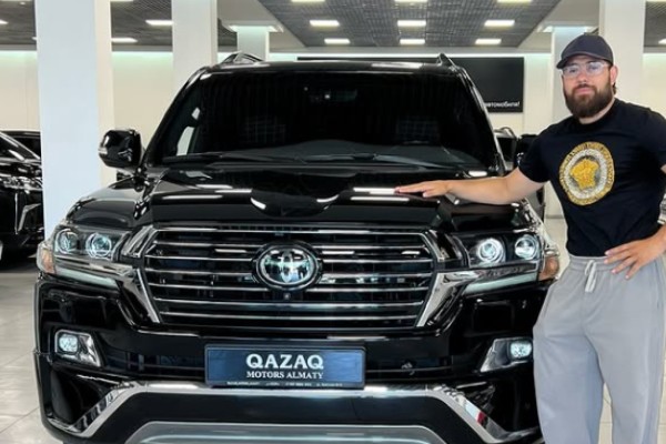 Танымал кәсіпқой боксшы әкесіне 80 млн тұратын қымбат көлік сыйлады (ФОТО)