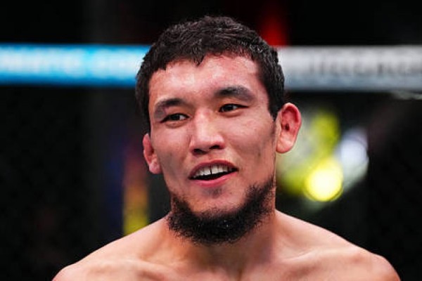 Қазақ жауынгері қарсыласын бір соққымен құлатып, UFC жобасының финалына шықты