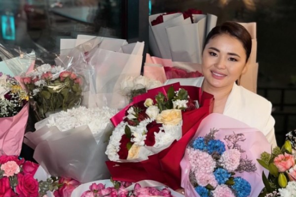 "Тұрсынбектен шығар, басқа кім жаным дейді?": Мөлдір Мұқанова таңғалдырды (ВИДЕО)