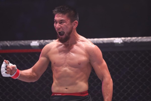 "Нағыз жауынгер": Қазақ файтері жекпе-жекте қолы сынса да, соңына дейін төбелесіп шықты