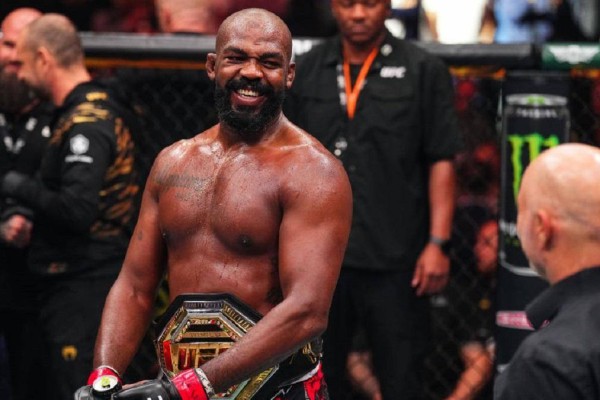 UFC-дің аңыз спортшысы Джон Джонс октагонға қайта оралады