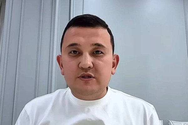 "Біз сенің жаныңдамыз": Елдос Колобок отбасындағы шұғыл хабарды айтты (ВИДЕО)