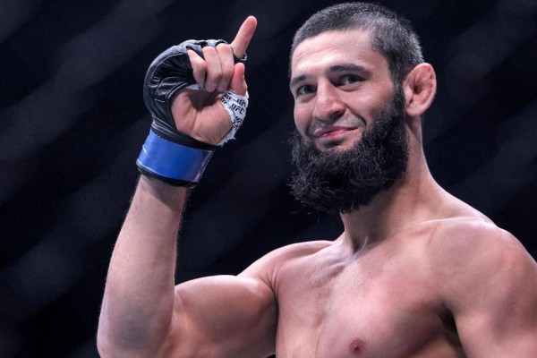Хамзат Чимаев UFC чемпионын ойсырата жеңіп, титулды тартып алды