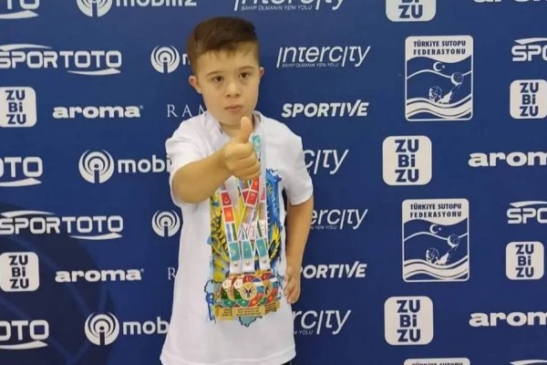 11 жастағы бала қатерлі ісікпен қатар Түркияда үш алтын медаль жеңіп алды