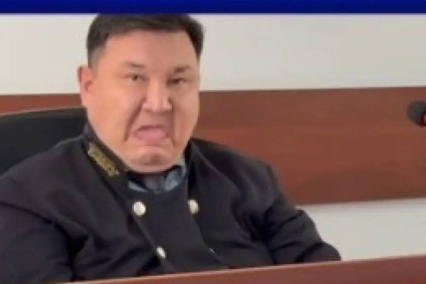 Берденов сотындағы тосын жағдай: Судья журналиске тілін шығарды (ВИДЕО)