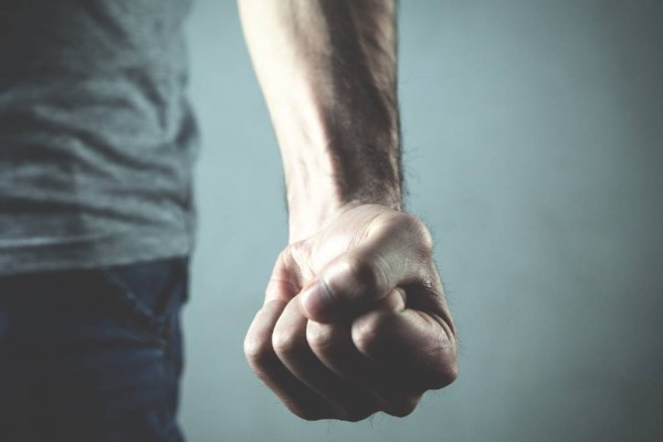 Елге танымал әнші қарт адамды соққыға жықты деген күдікпен ұсталды (ФОТО)