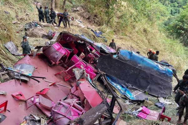 15 адам қаза тапты: Жолаушылар мінген автобус жардан құлап кетті