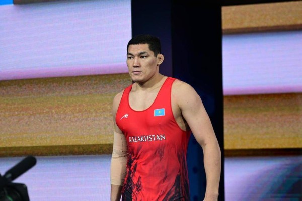 Аса ауыр салмақтағы қазақ балуаны күтпеген нәтижеге тап болды