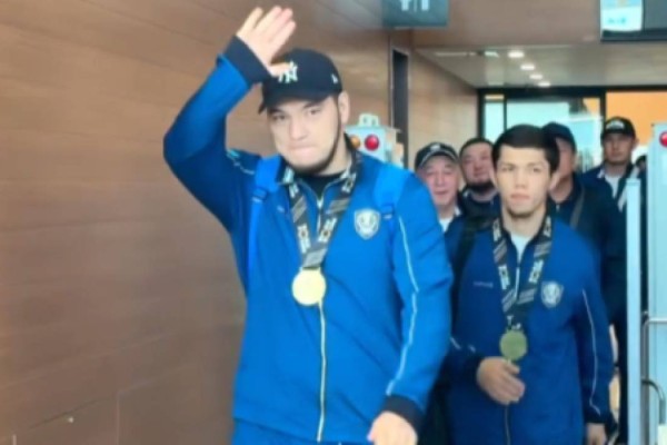 Батырларымыз елге оралды: боксшыларымызды ыстық ықыласпен қарсы алды (ВИДЕО)