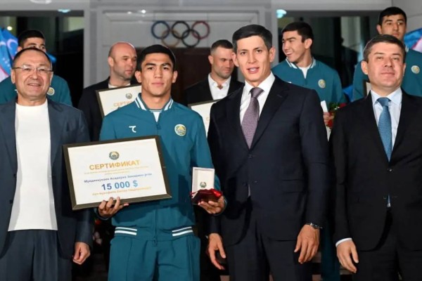 Көлік пен ақша: Әлем чемпионы атанған өзбек боксшыларын қалай марапаттады?