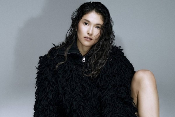 "Қателік жасамайтын періште секілді": Назым Қызайбай өзін сынағандарға шүйлікті