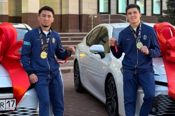 Сүйінші, ағайын! Ағайынды Сабырхандарға темір тұлпар табыс етілді (ФОТО)