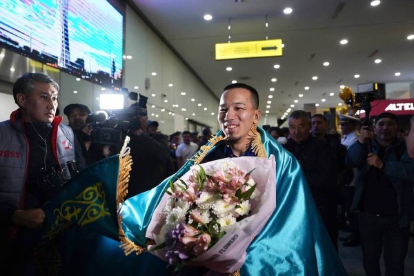 Әлем чемпионы елге оралды: Балуанымызды Астана жұрты күтіп алды (ФОТО)