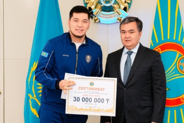 Сүйінші, ағайын! Әлем чемпиондарына 30 млн теңге сыйақы табысталды (ФОТО)