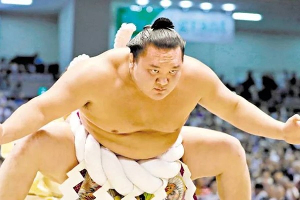 Сумодан 45 чемпиондық титулдың иегері Хакухо Сё Қазақстанға келді (ВИДЕО)