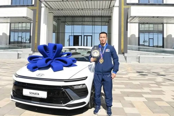 Сүйінші, ағайын! Айдос Сұлтанғалиға пәтер мен көлік кілті табысталды (ВИДЕО)